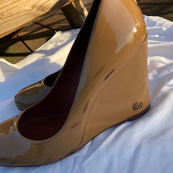 Tory Burch Pumps / Wedge Heels in Nude, Red Insole - Picture 9 of 13